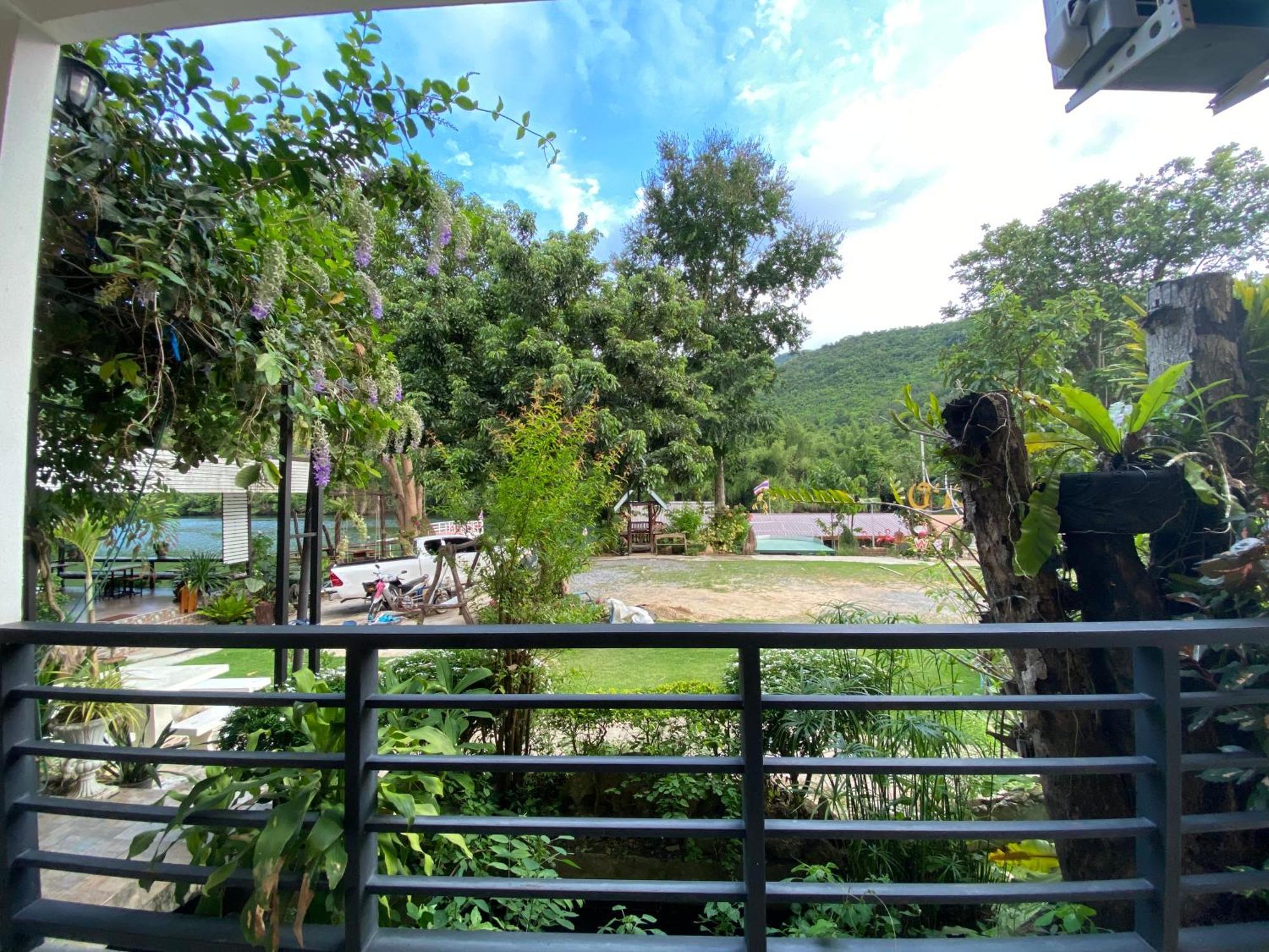 ชอว์ งาทอง รีสอร์ต Chor Ngar Thong Erawan Kanchanaburi Hotel Buitenkant foto